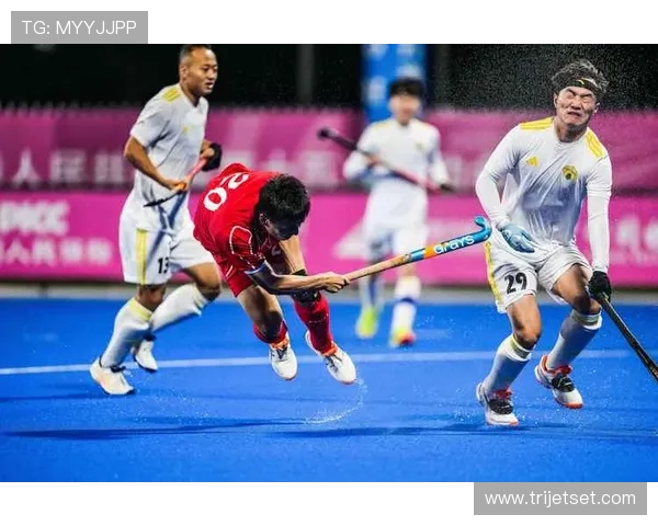 全运会男子花剑个人铜牌赛 张家朗力克对手摘铜荣耀时刻